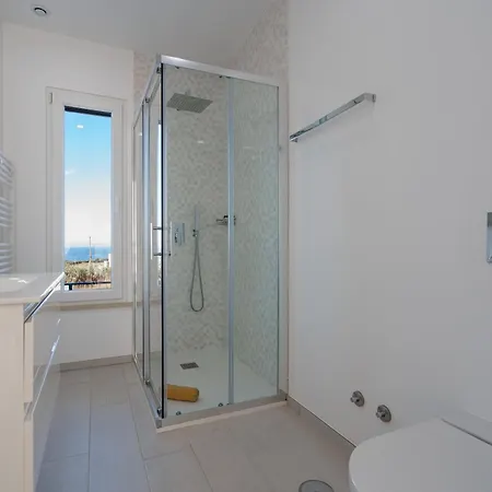 And Friends With Ocean View * ロウリニャン